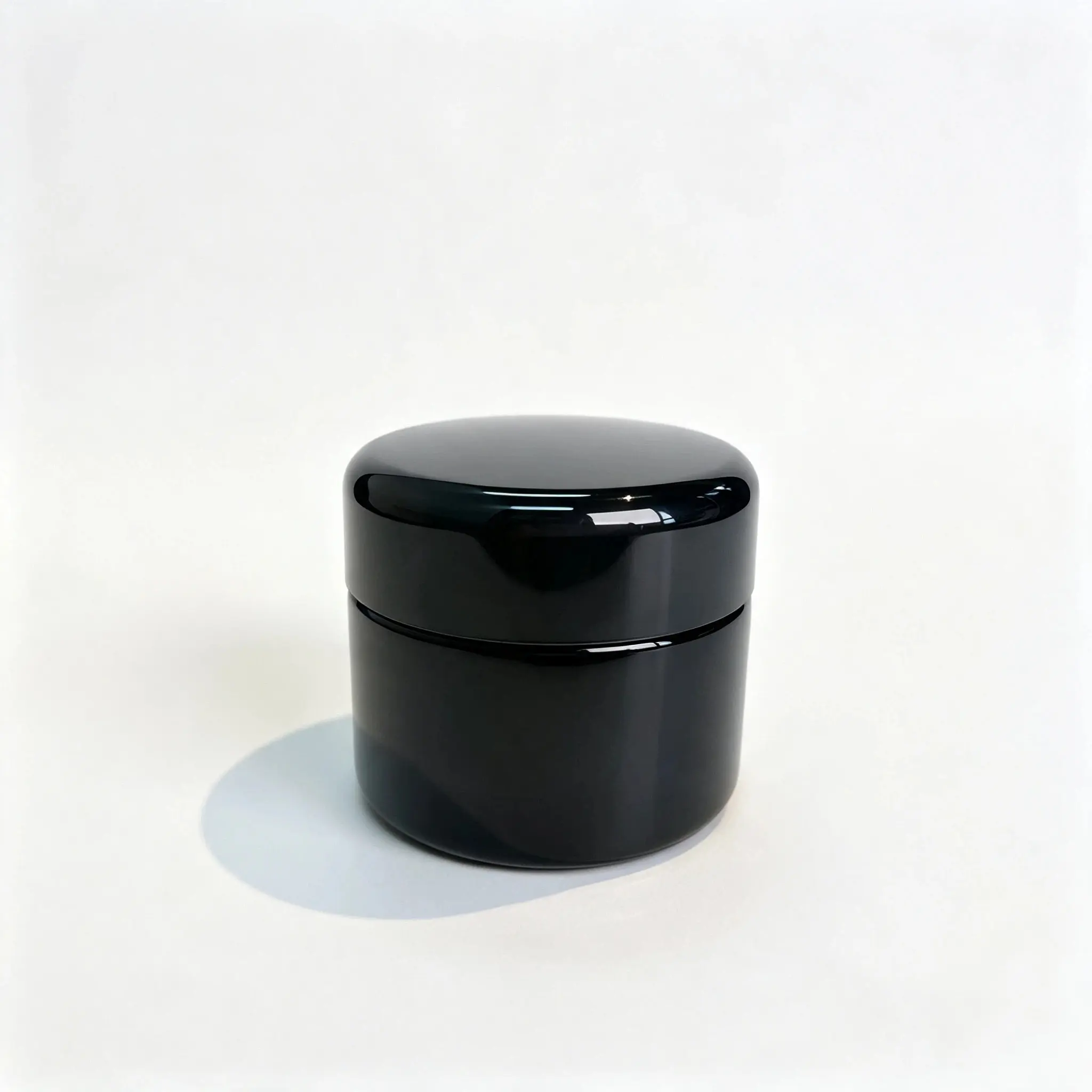 50g Glass Cosmetic Jar Front View Front view of the complete 50g glass cosmetic jar with its matching cap installed.